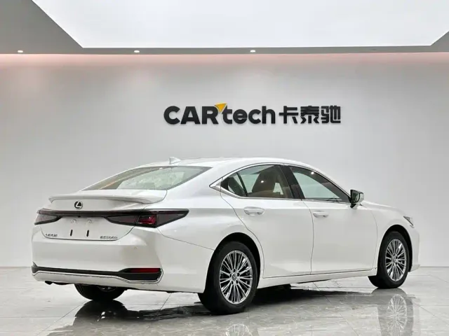 Lexus ES — Фото автомобиля 5
