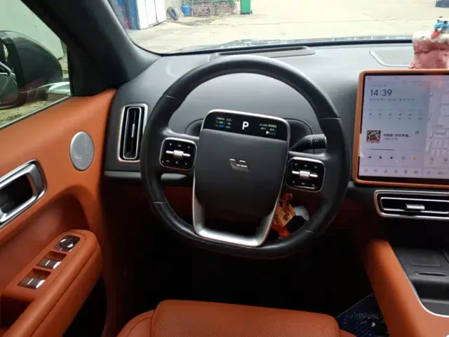 Li Auto L8 — Фото автомобиля 15