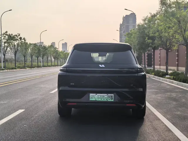 Li Auto L8 — Фото автомобиля 12