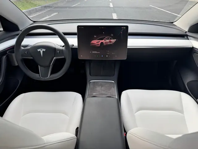 Tesla Model 3 — Фото автомобиля 5