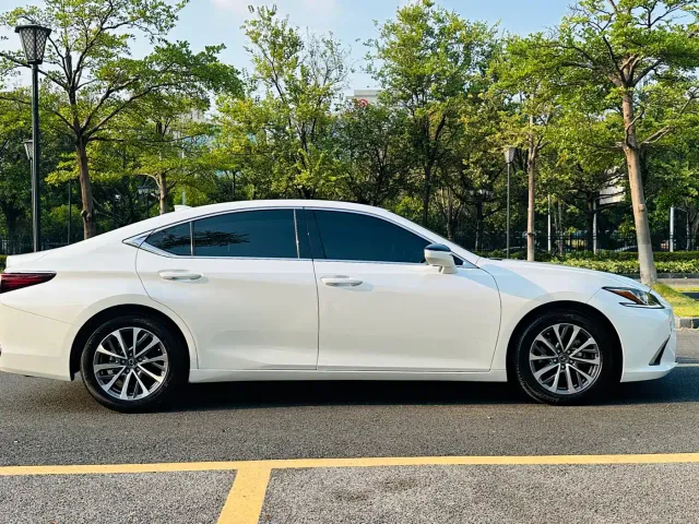 Lexus ES — Фото автомобиля 7