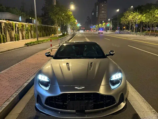 Aston Martin DB12 — Фото автомобиля 2