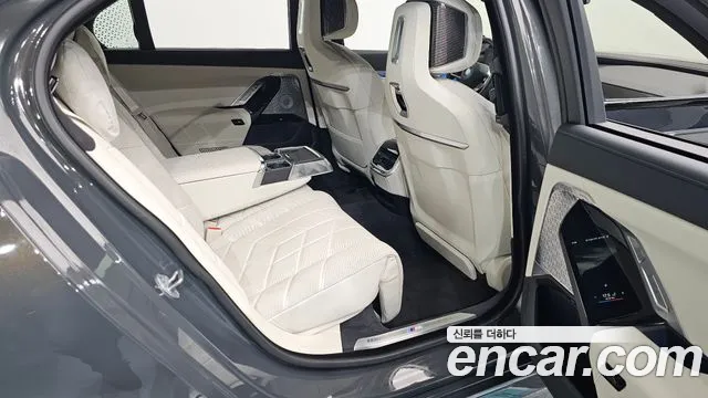 BMW i7 — Фото автомобиля 10