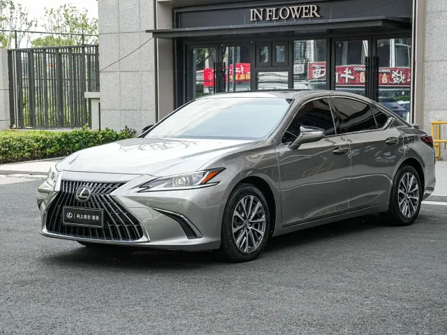 Фотография автомобиля — Lexus ES