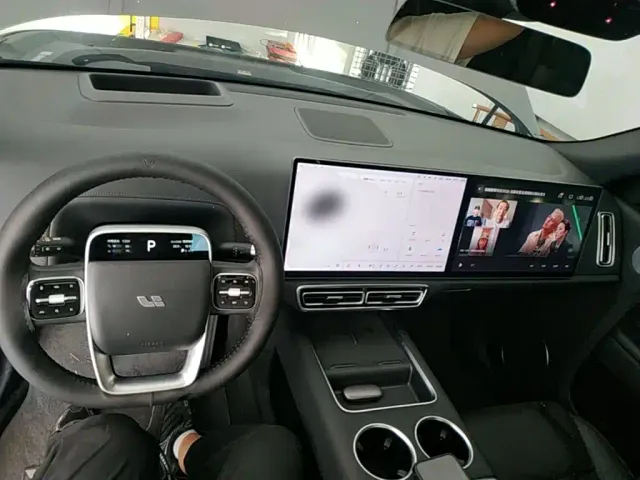 Li Auto L8 — Фото автомобиля 9