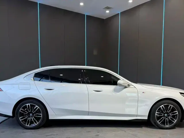 BMW 5 Series — Фото автомобиля 5