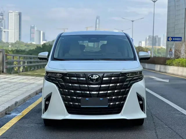 Toyota Alphard — Фото автомобиля 2
