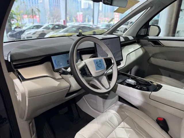 Volvo EM90 — Фото автомобиля 11