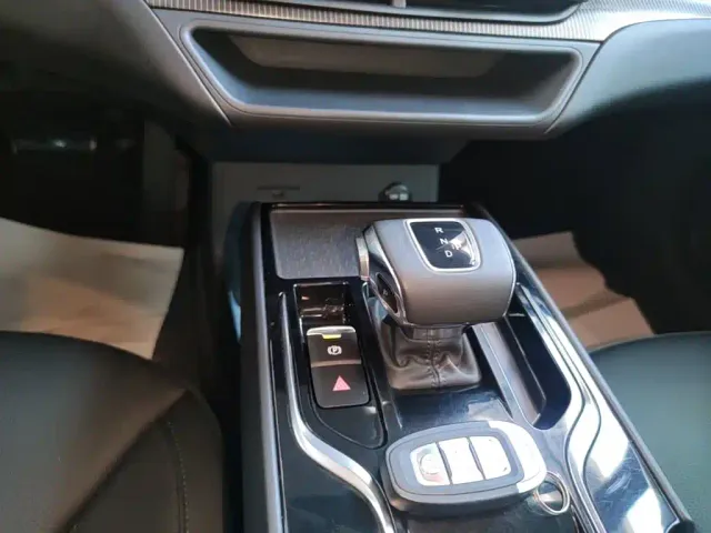 Hongqi E-QM5 — Фото автомобиля 13