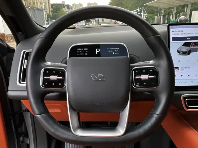 Li Auto L9 — Фото автомобиля 11