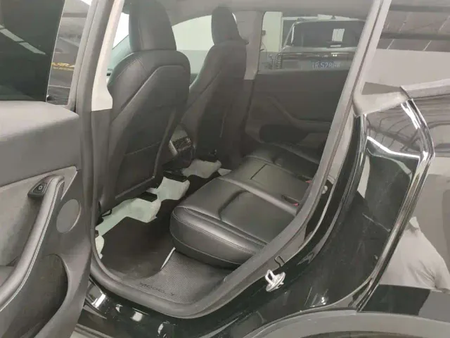 Tesla Model Y — Фото автомобиля 7