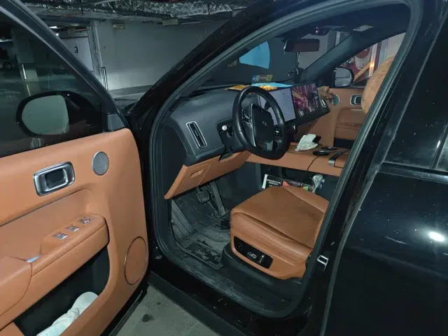 Li Auto L8 — Фото автомобиля 12