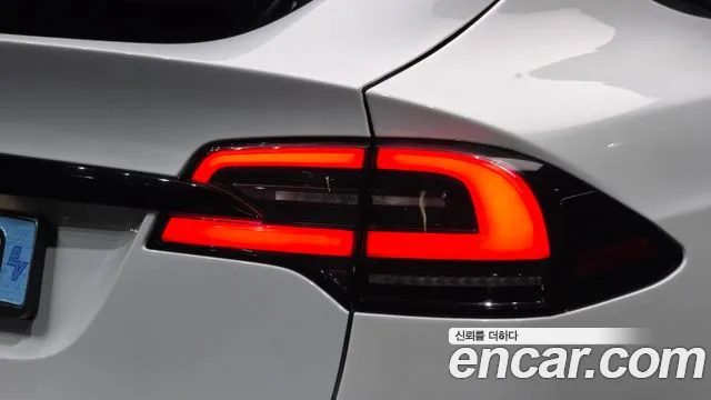 Tesla Model X — Фото автомобиля 24