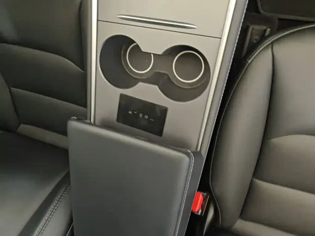 Tesla Model Y — Фото автомобиля 8