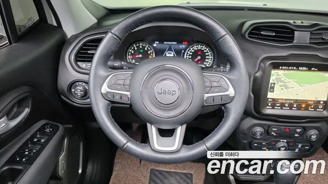 Jeep Renegade — Фото автомобиля 12