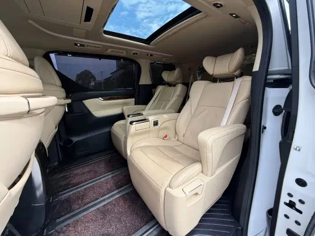 Toyota Alphard — Фото автомобиля 6