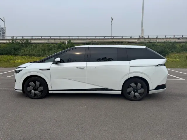 Xpeng X9 — Фото автомобиля 7