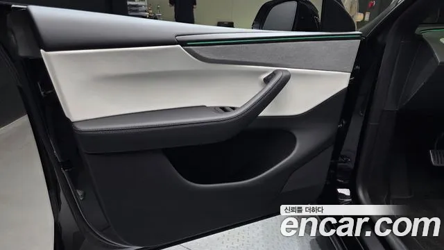 Tesla Model Y — Фото автомобиля 13