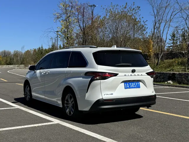 Toyota Sienna — Фото автомобиля 6