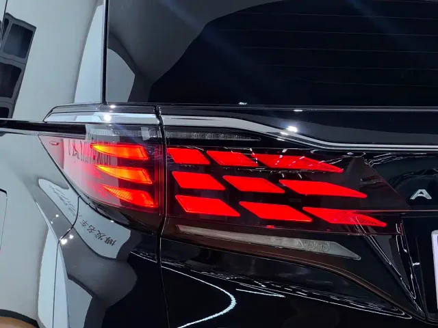 Toyota Alphard — Фото автомобиля 7