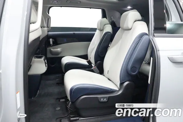 Kia Carnival Generation 4 — Фото автомобиля 8