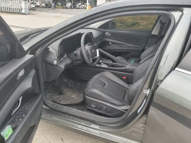 Hyundai Elantra — Фото автомобиля 12