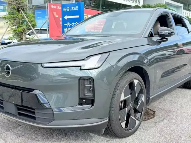 Фотография автомобиля — Volvo XC70 Plug-in Hybrid