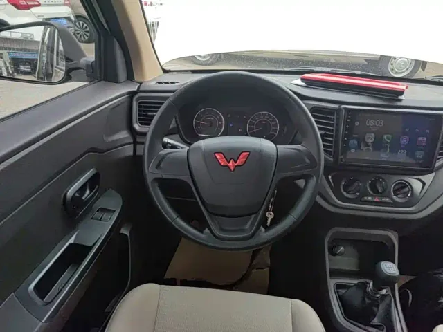 Wuling Hongguang V — Фото автомобиля 10