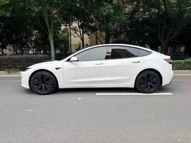 Tesla Model 3 — Фото автомобиля 5