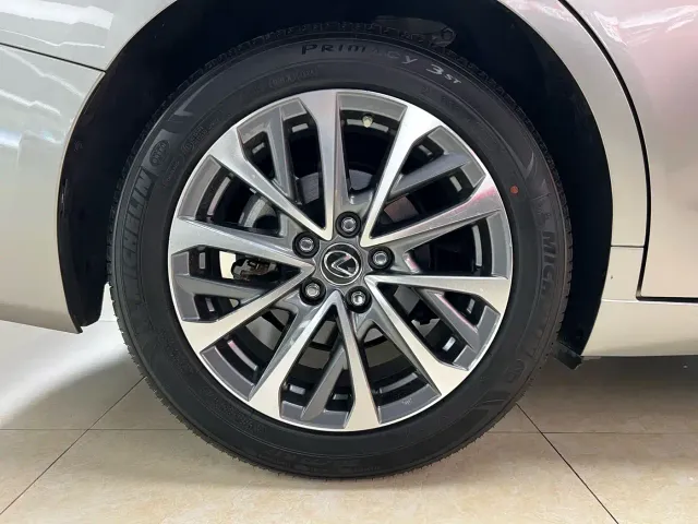 Lexus ES — Фото автомобиля 25
