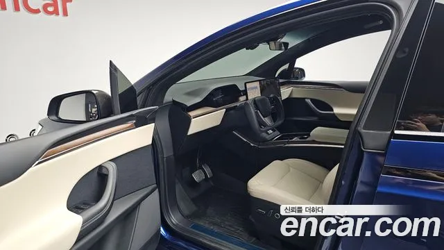 Tesla Model X — Фото автомобиля 9