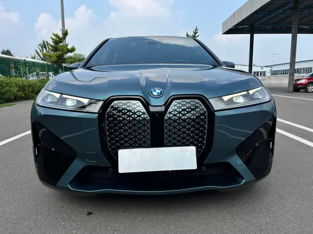 BMW iX — Фото автомобиля 2