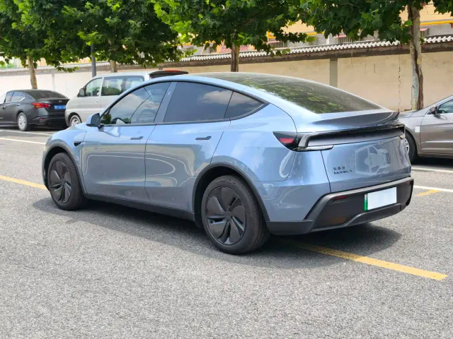 Tesla Model Y — Фото автомобиля 6