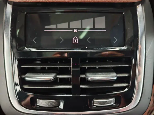 Volvo XC90 — Фото автомобиля 12