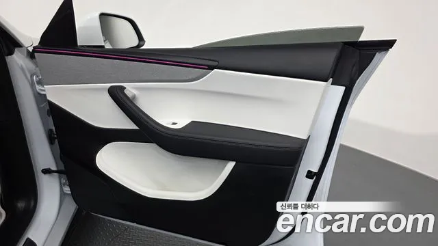 Tesla Model Y — Фото автомобиля 13