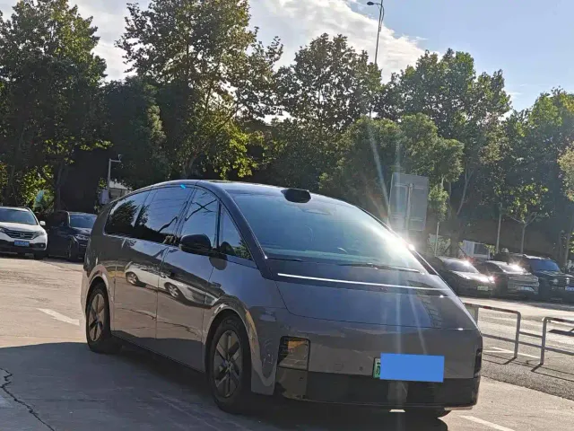 Li Auto MEGA — Фото автомобиля 2