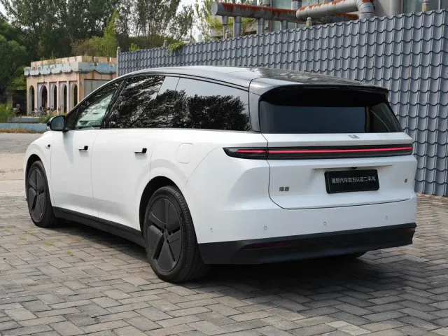 Li Auto i8 — Фото автомобиля 7