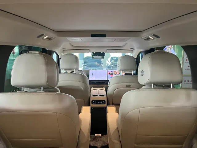 Li Auto MEGA — Фото автомобиля 12