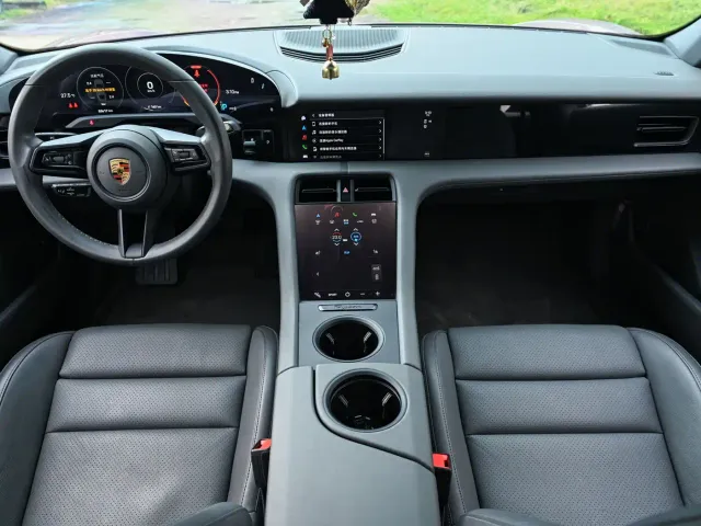 Porsche Taycan — Фото автомобиля 9