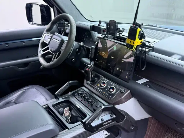 Land Rover Defender — Фото автомобиля 30