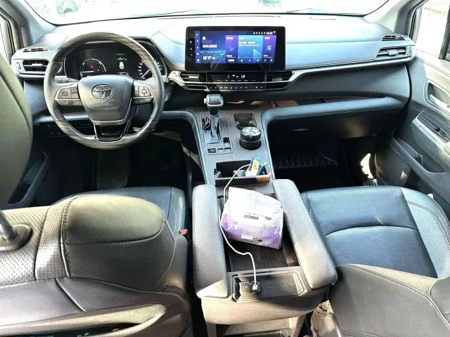 Toyota Sienna — Фото автомобиля 4