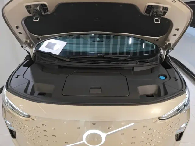 Volvo EM90 — Фото автомобиля 19
