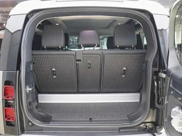 Land Rover Defender — Фото автомобиля 30