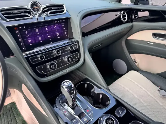 Bentley Bentayga — Фото автомобиля 11