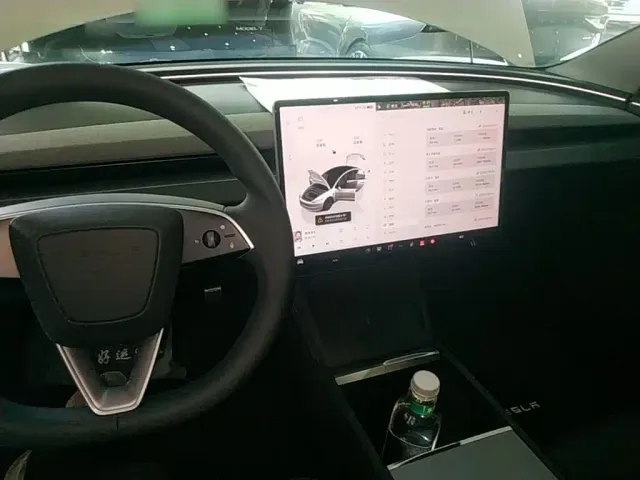 Tesla Model 3 — Фото автомобиля 9