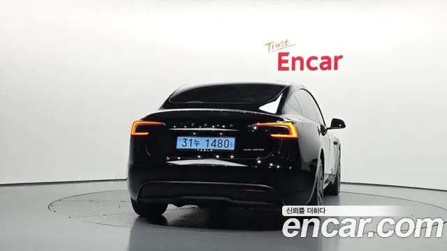 Tesla Model 3 — Фото автомобиля 4