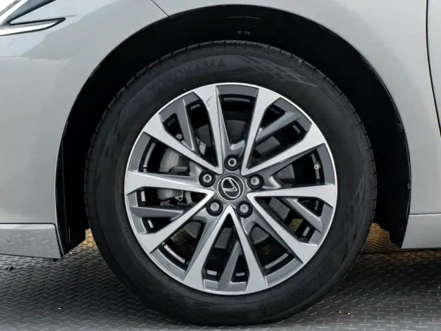 Lexus ES — Фото автомобиля 10
