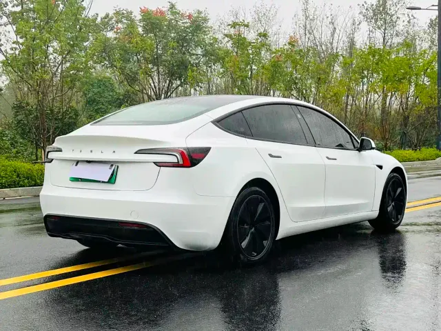Tesla Model 3 — Фото автомобиля 9