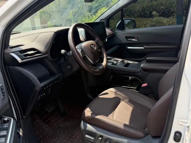 Toyota Sienna — Фото автомобиля 7