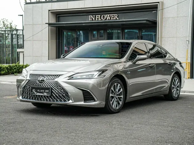 Фотография автомобиля — Lexus ES